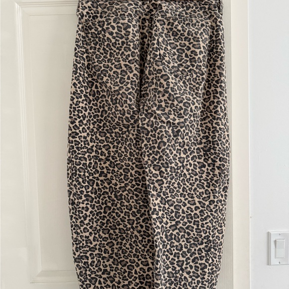 Abercrombie & Fitch Leopard Print Mid-Rise Barrel leg Jeans in Tan and Black - Picture 2 of 4